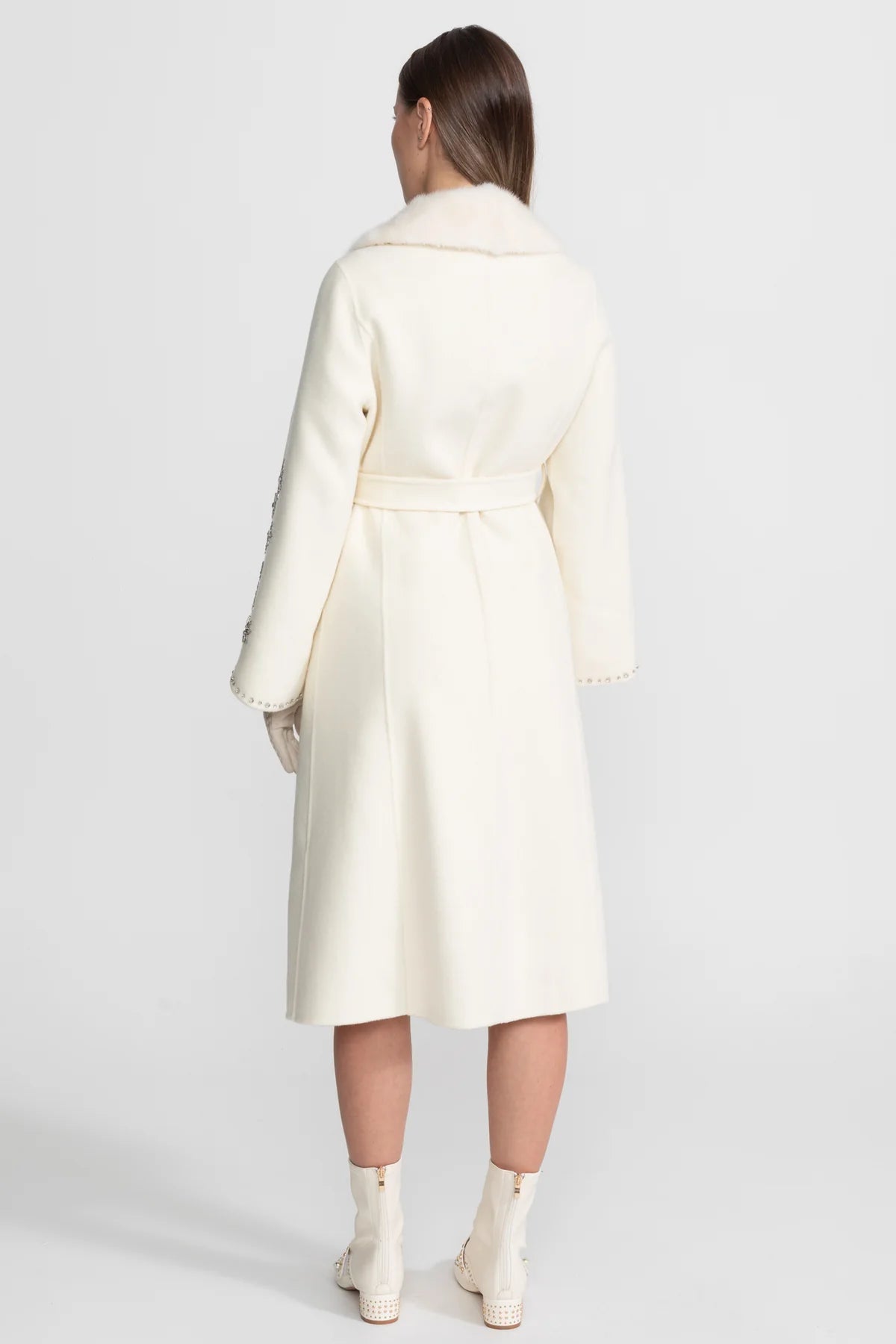 Прикрашене пальто кольору слонової кістки