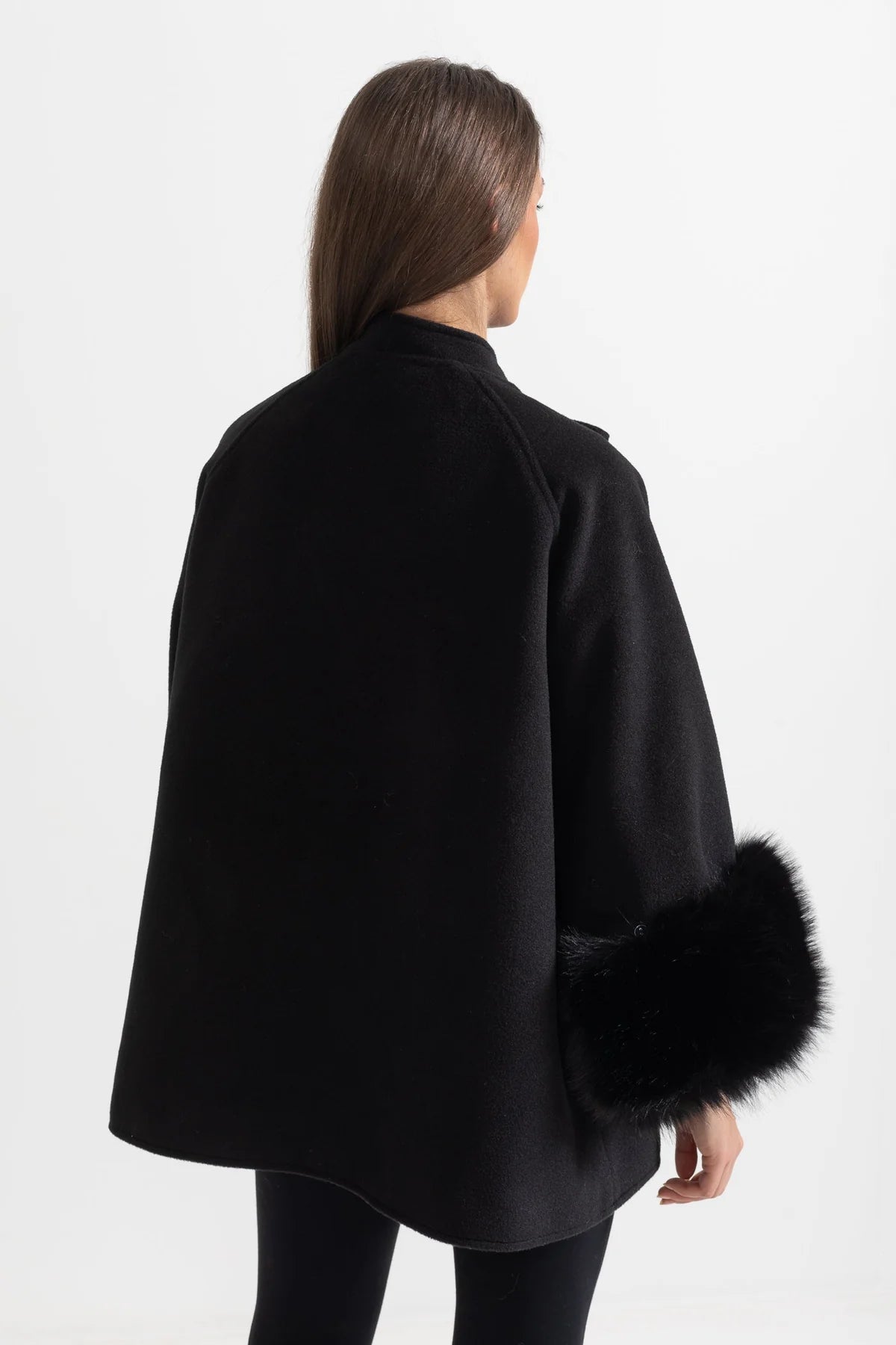 معطف أسود من الفرو الصناعي بياقة مزينة بشريط