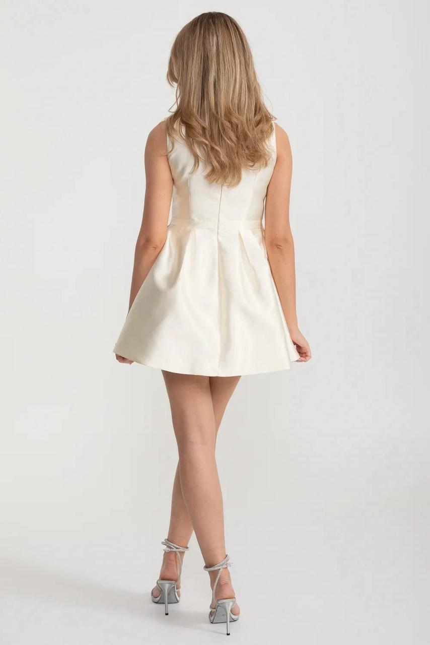 Міні-сукня кольору слонової кістки з перлинним прикрасою білого кольору