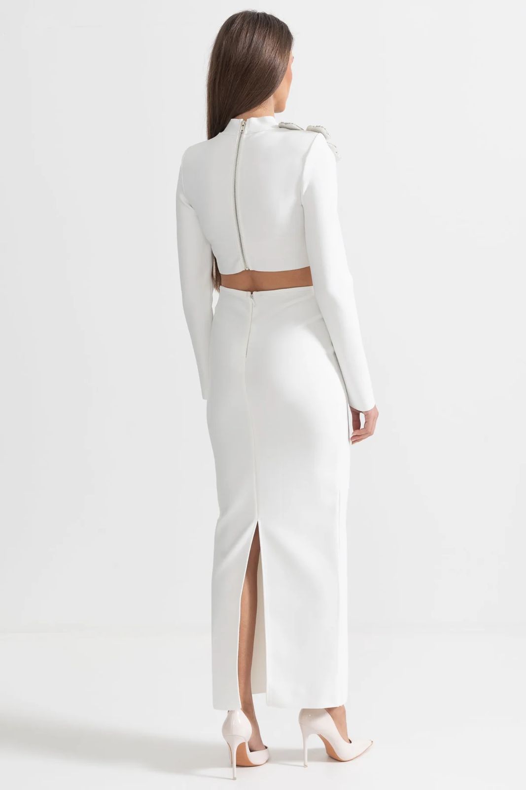 طقم أبيض مزين بنقوش زهور منحوتة