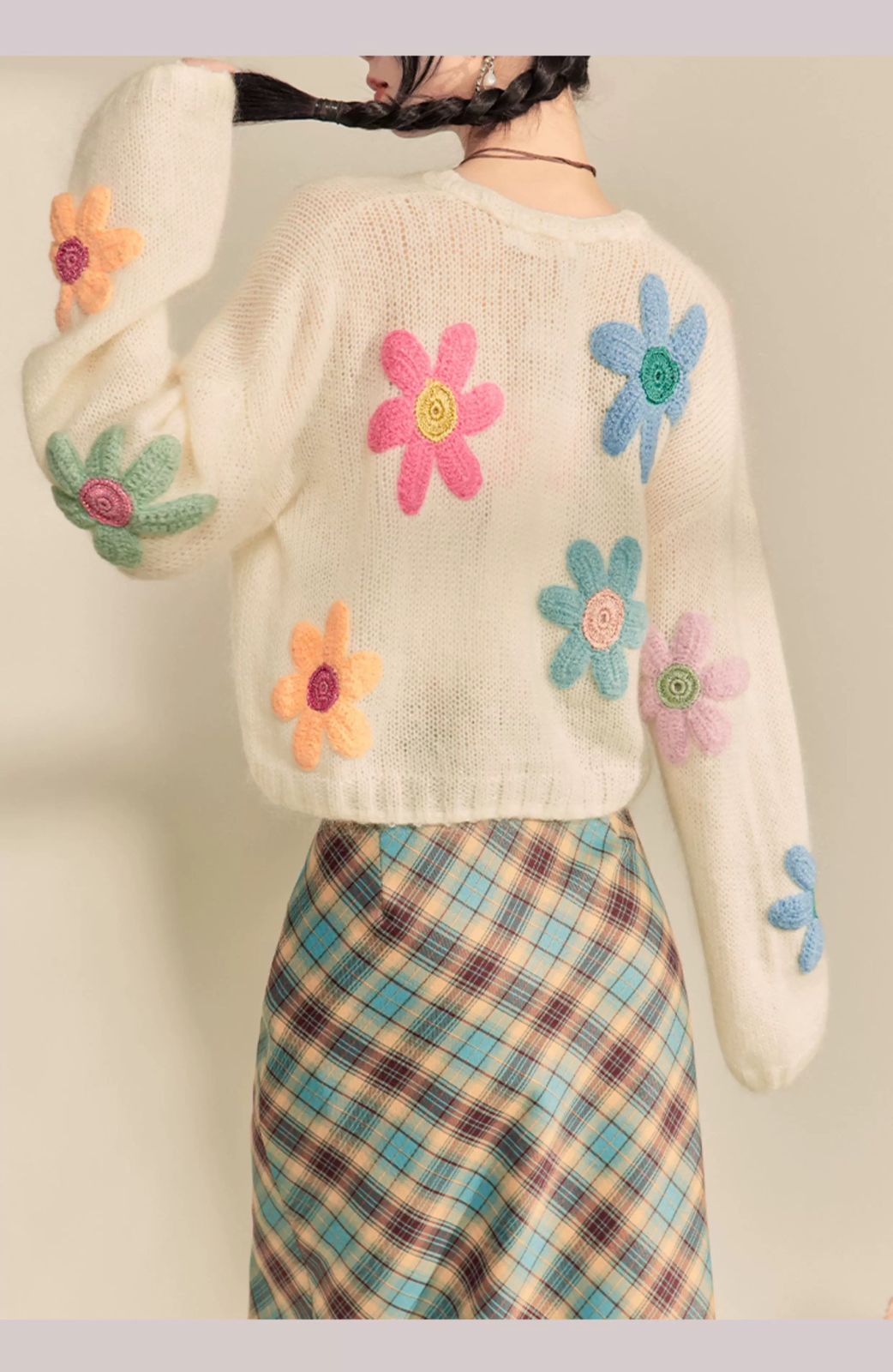 В'язаний кардиган з квітковою аплікацією