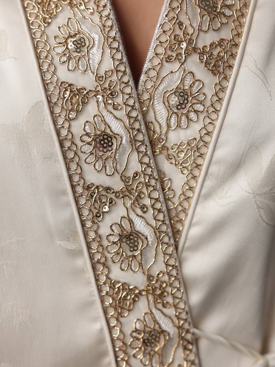 طقم كيمونو وتنورة ماكسي من الساتان المطرز