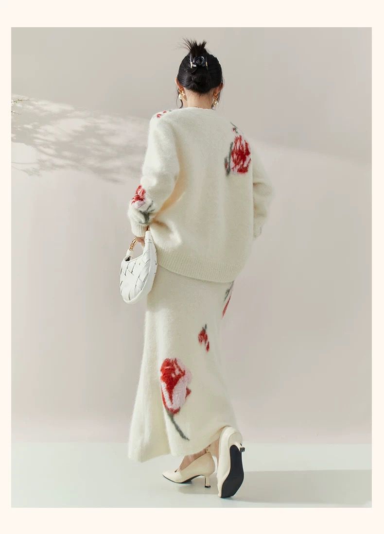 طقم تريكو مزين بالزهور