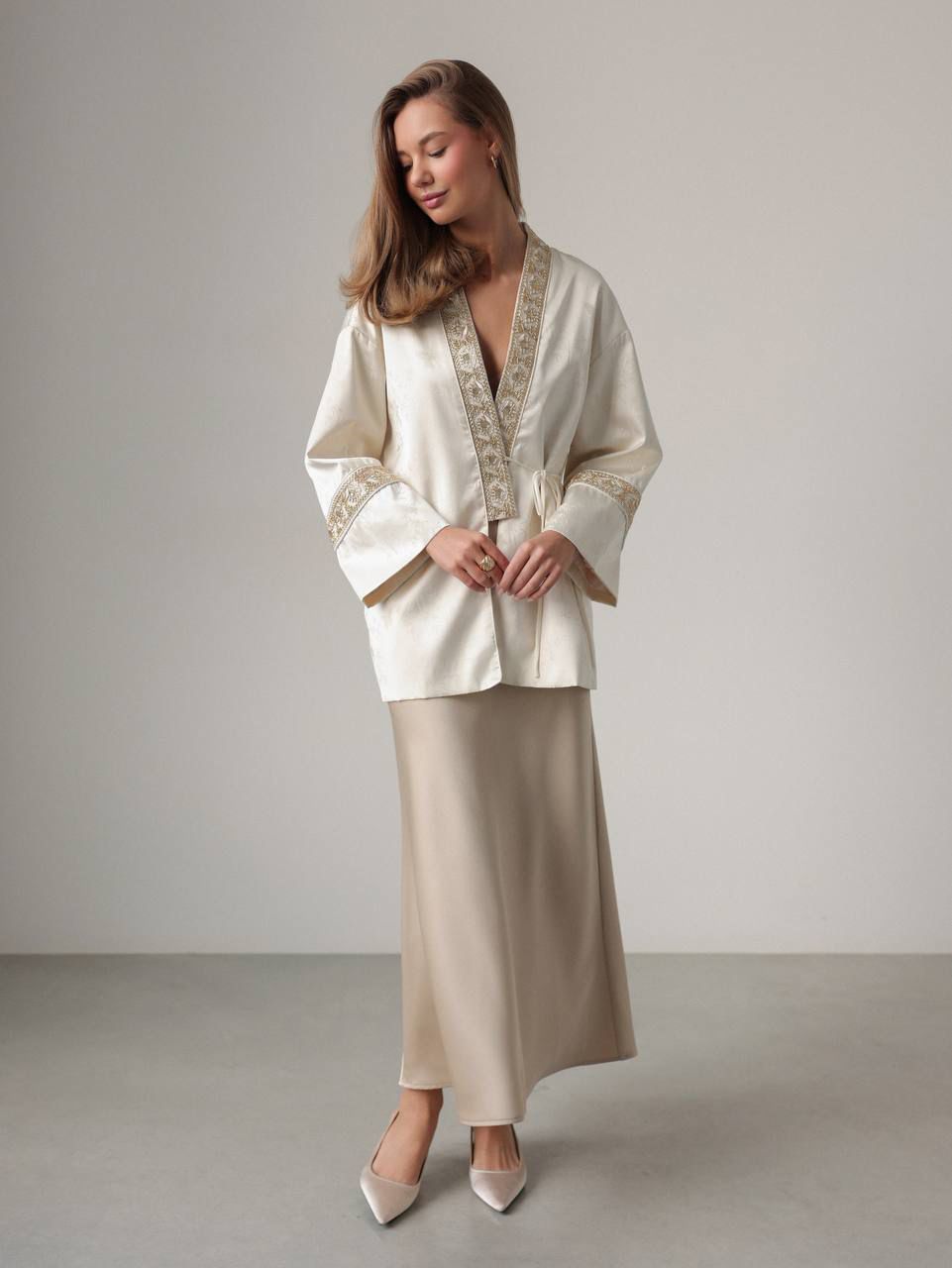 كيمونو من الساتان المطرز