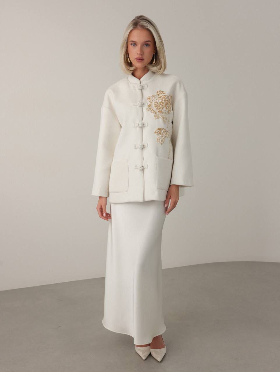 جاكيت مطرز بخرز اللوتس