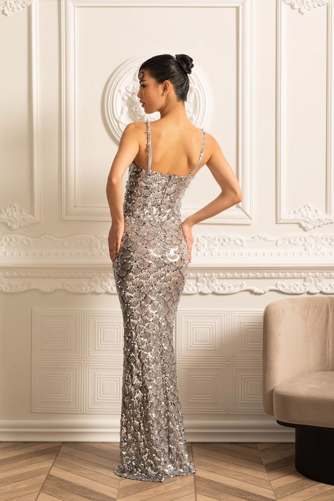 فستان سيليستيا المرصع بالترتر ذو الحواف المتموجة