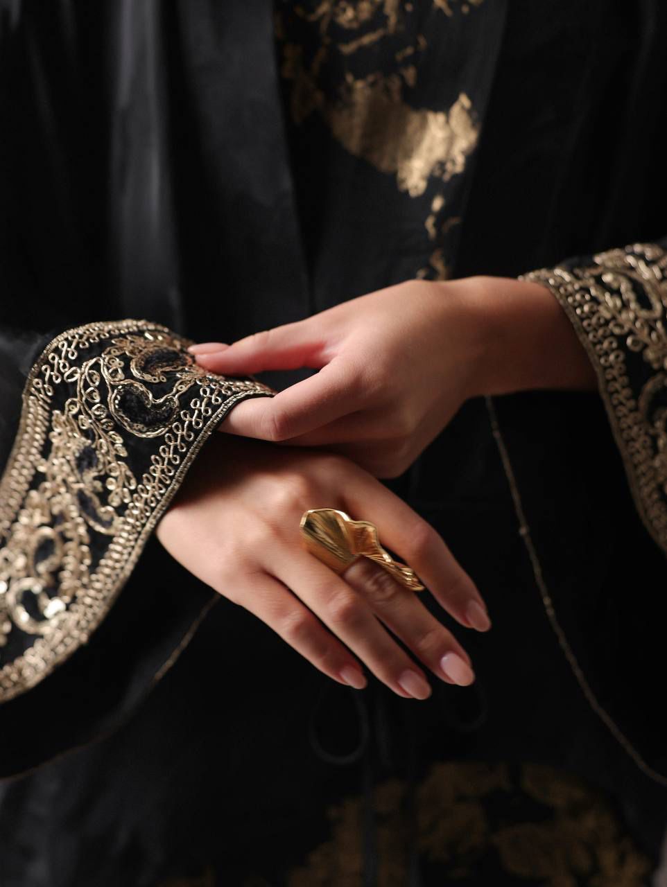 Чорне вишите атласне кімоно