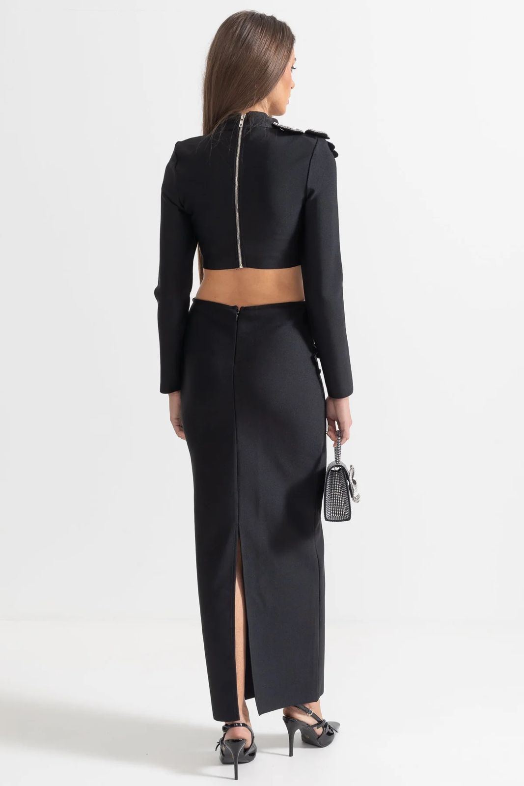 طقم أسود مزين بنقوش زهور منحوتة