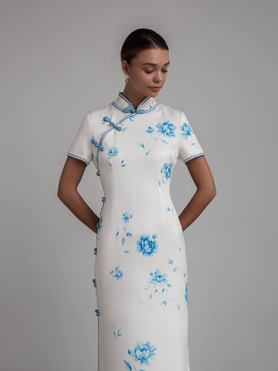 طقم فستان تشيباو مزين بالزهور وعباءة مطرزة بالخرز