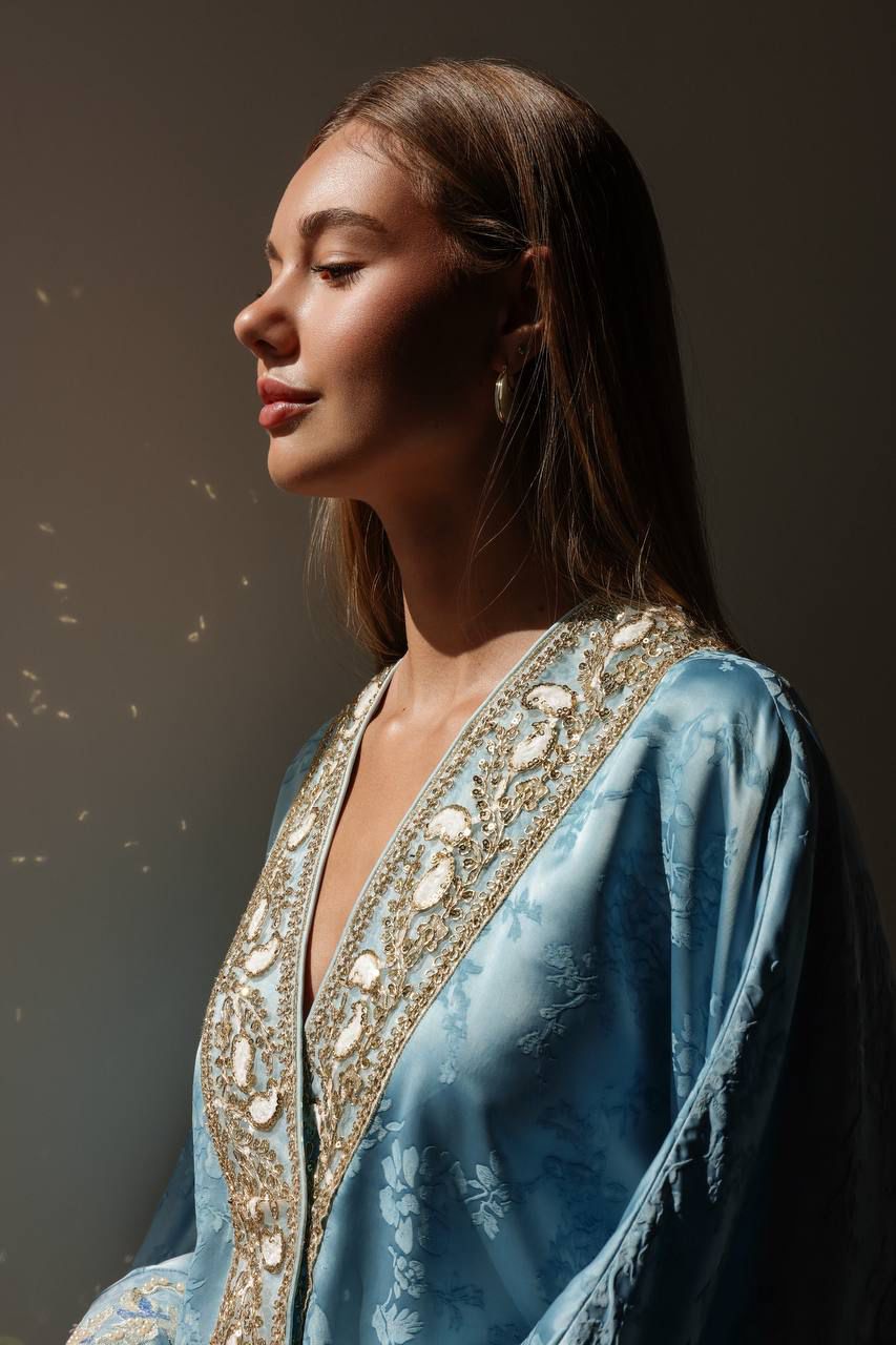 كيمونو من الساتان المطرز