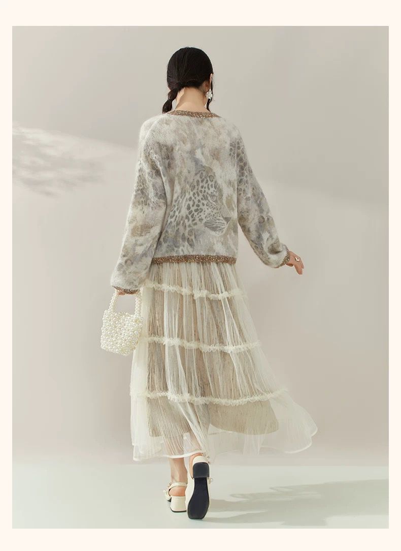 В'язаний светр з прикрасами