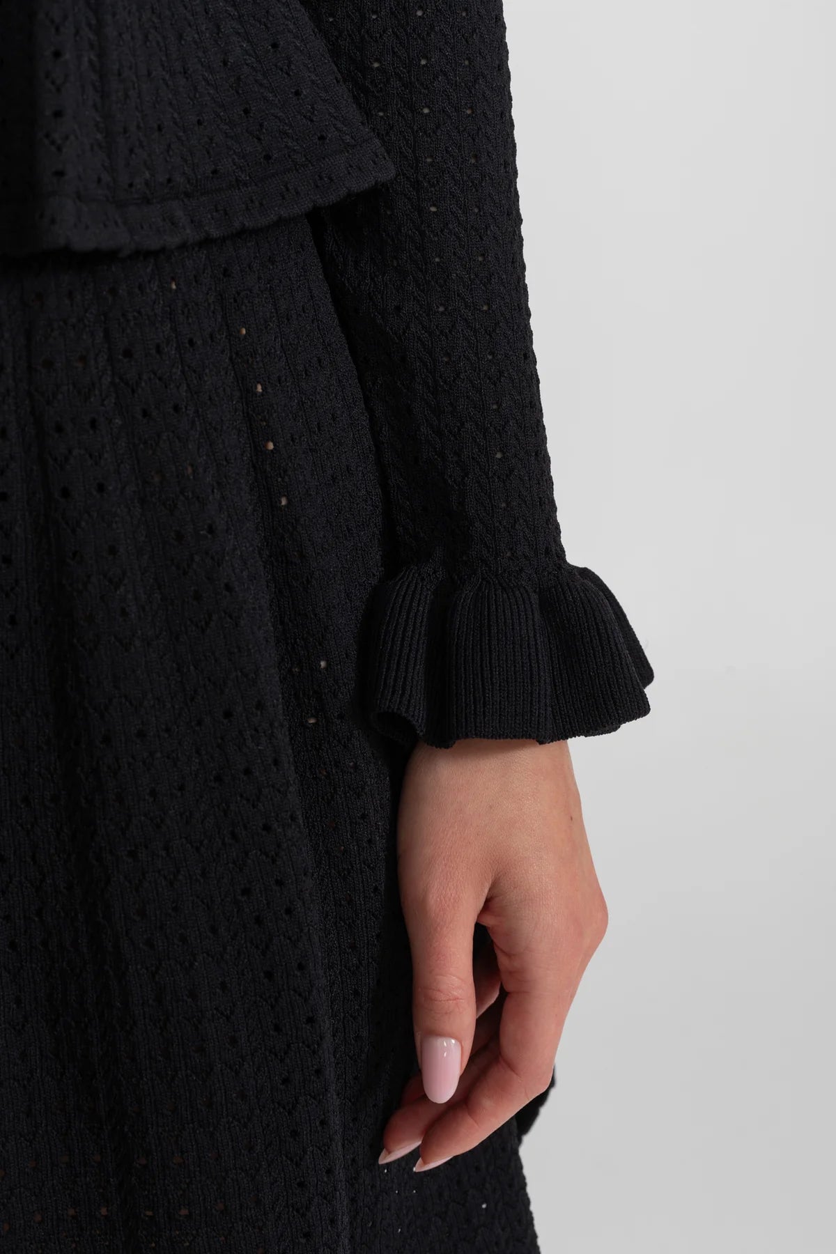 Двокомпонентний фактурний комплект з жакетом з баскою та міні-спідницею чорного кольору