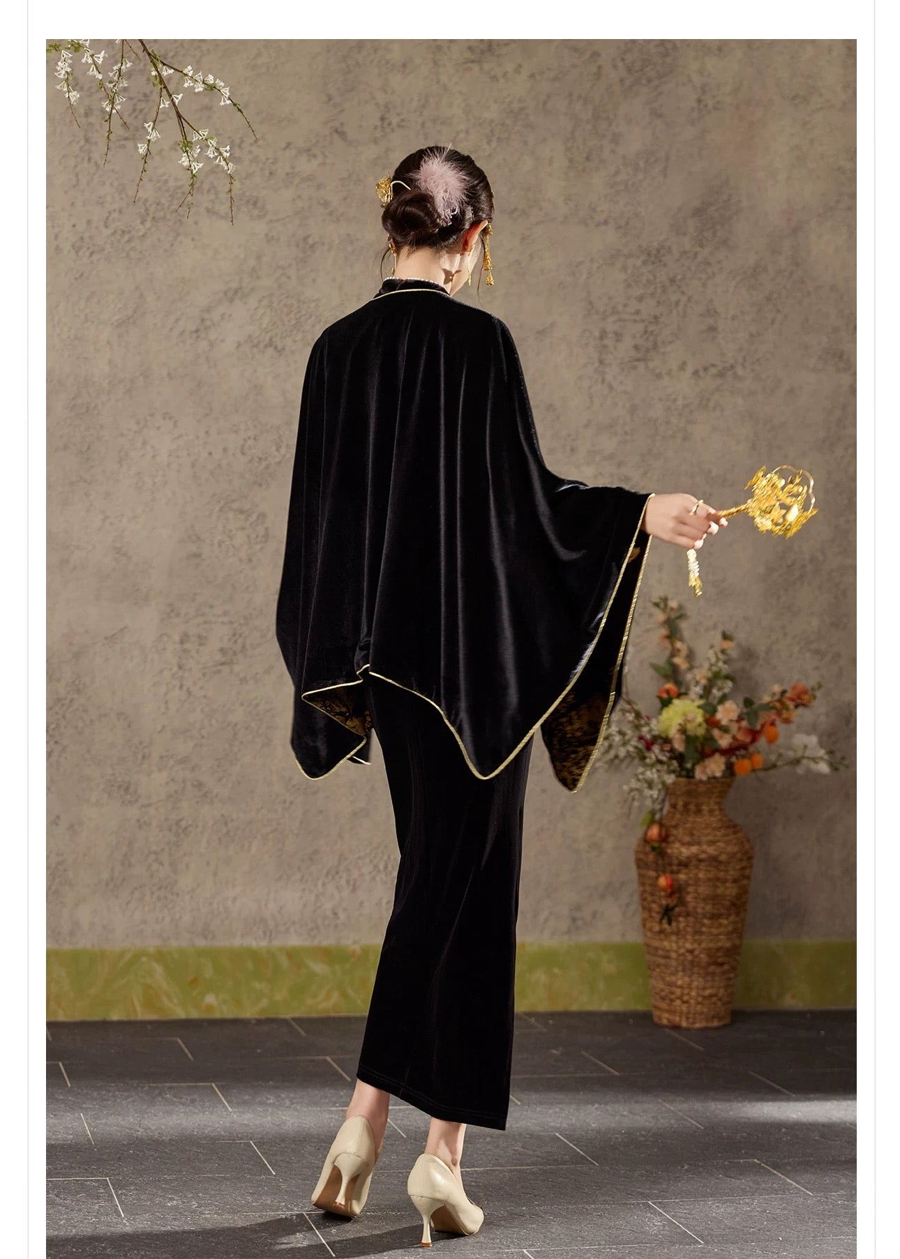 Noor Reversible Velvet Cape Black & Gold