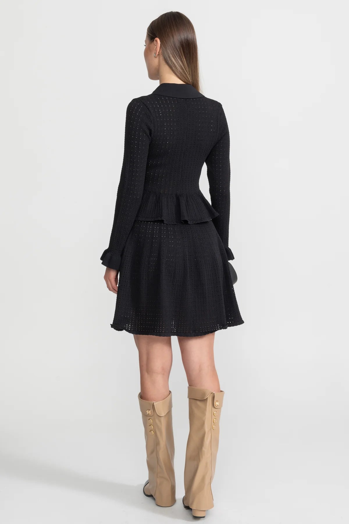 Двокомпонентний фактурний комплект з жакетом з баскою та міні-спідницею чорного кольору