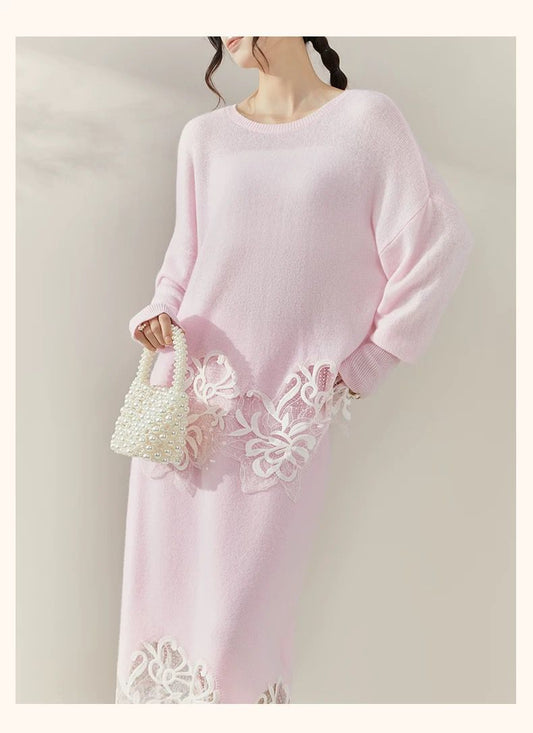 طقم تريكو مزين بالدانتيل الوردي