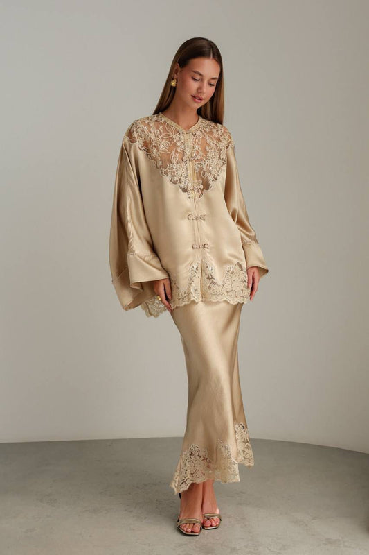 طقم ساتان ذهبي مزين بالدانتيل