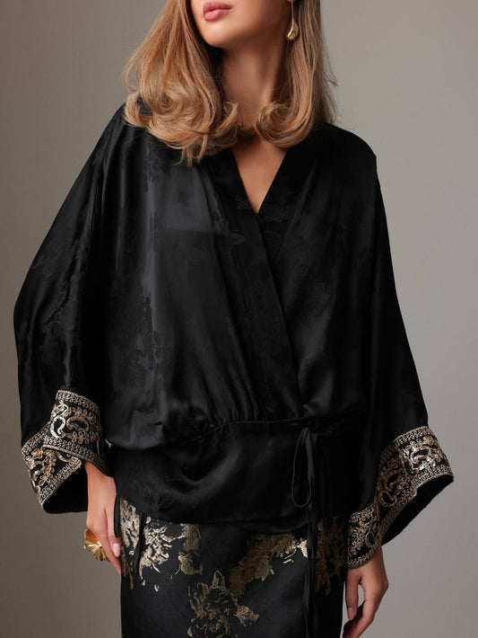 كيمونو من الساتان الأسود المطرز