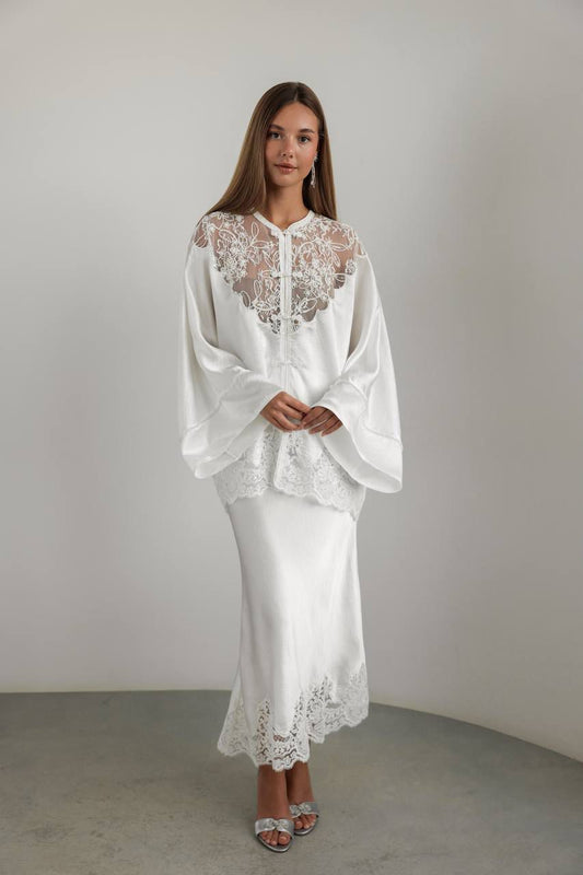 طقم ساتان أبيض مزين بالدانتيل