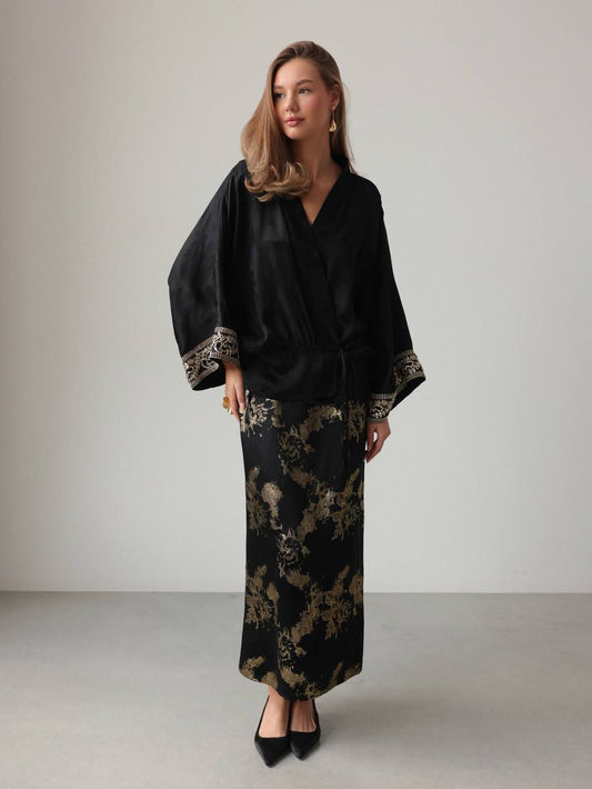 طقم فستان من الديباج الأسود وكيمونو مطرز