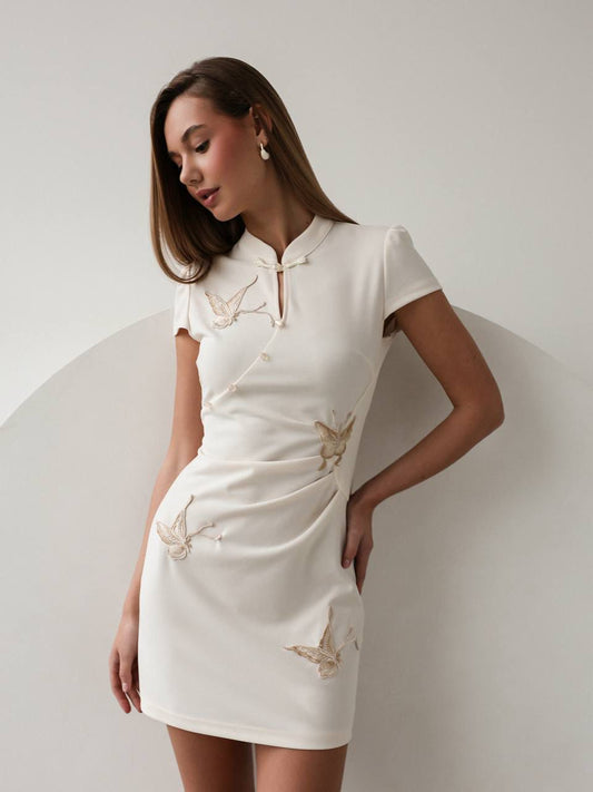 فستان قصير مطرز مستوحى من زي تشيباو